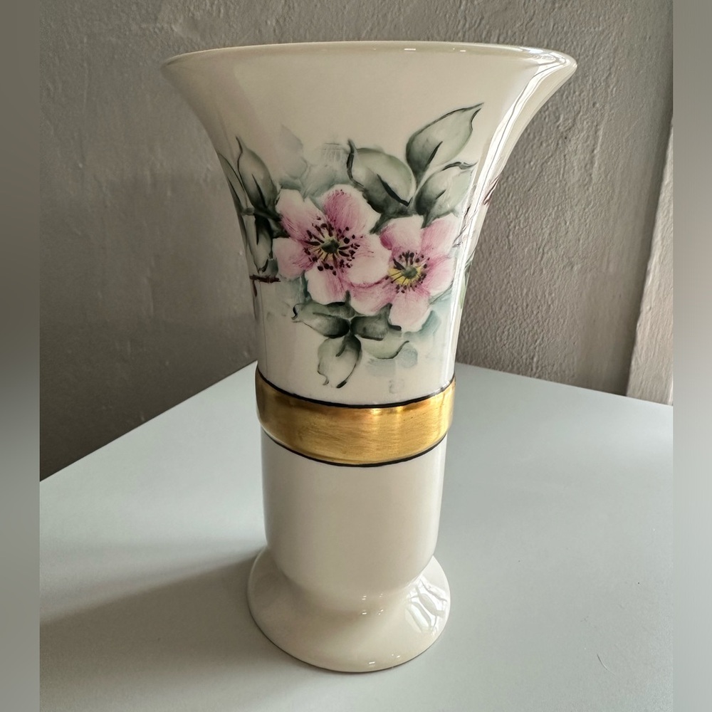 Mid century hand painted and signed Limoges style ceramic vase. 🩷